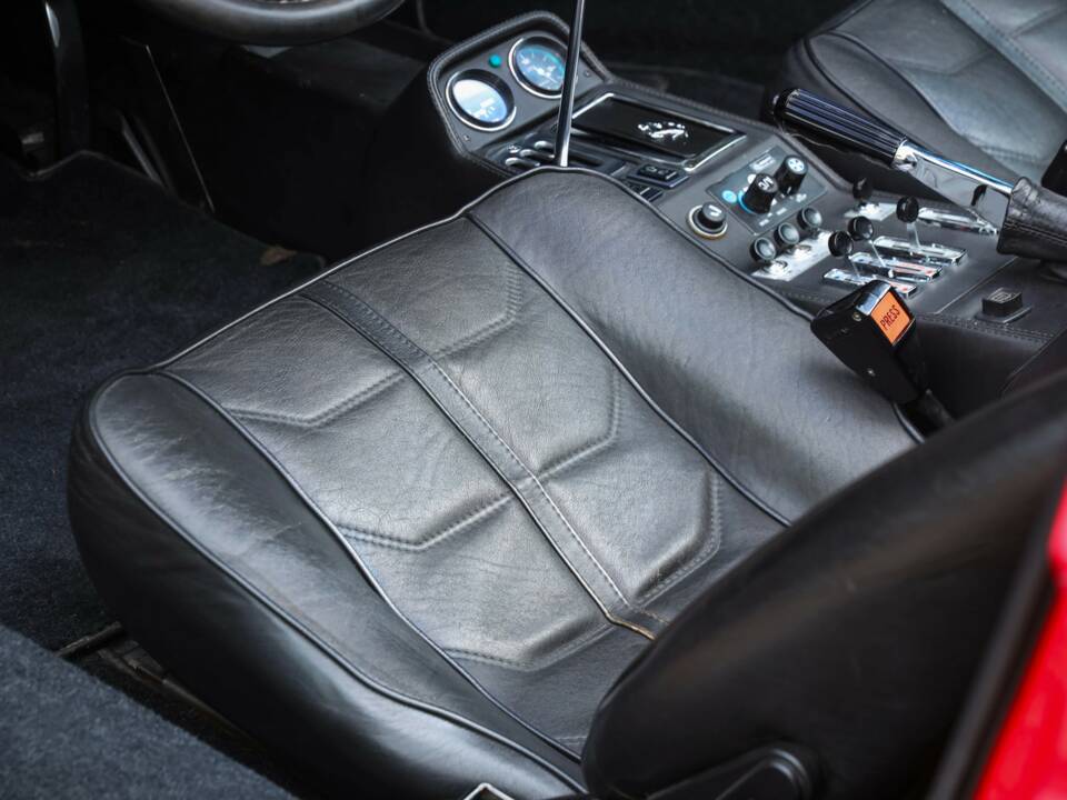 Image 38/50 de Ferrari 308 GTSi (1981)