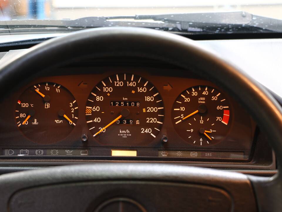 Immagine 21/43 di Mercedes-Benz E 200 (1994)
