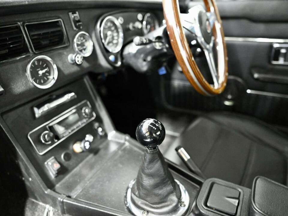 Afbeelding 30/50 van MG MGB GT V8 (1974)