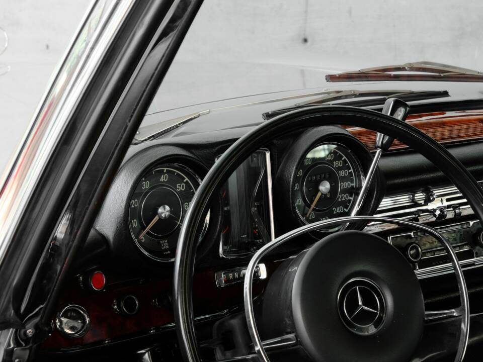 Image 17/49 de Mercedes-Benz 280 SE (1970)