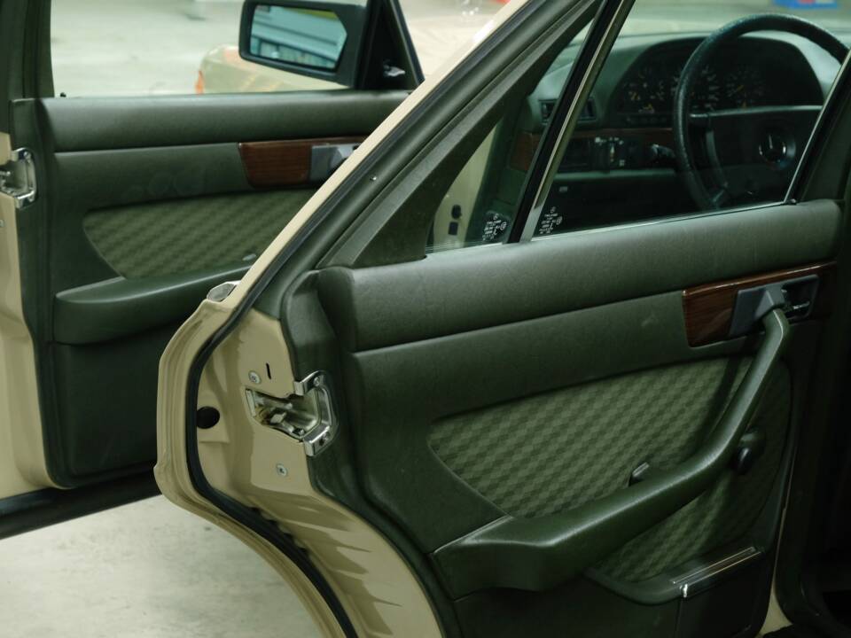 Bild 20/50 von Mercedes-Benz 280 SE (1984)