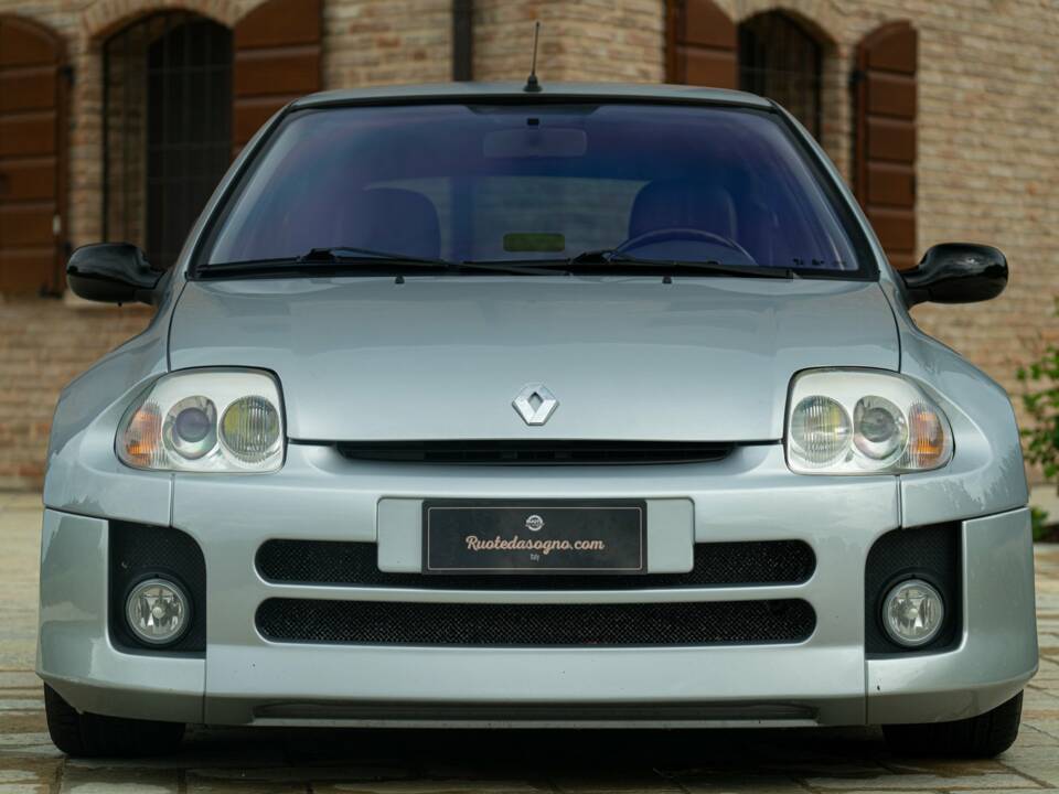 Image 11/50 of Renault Clio II V6 (2002)