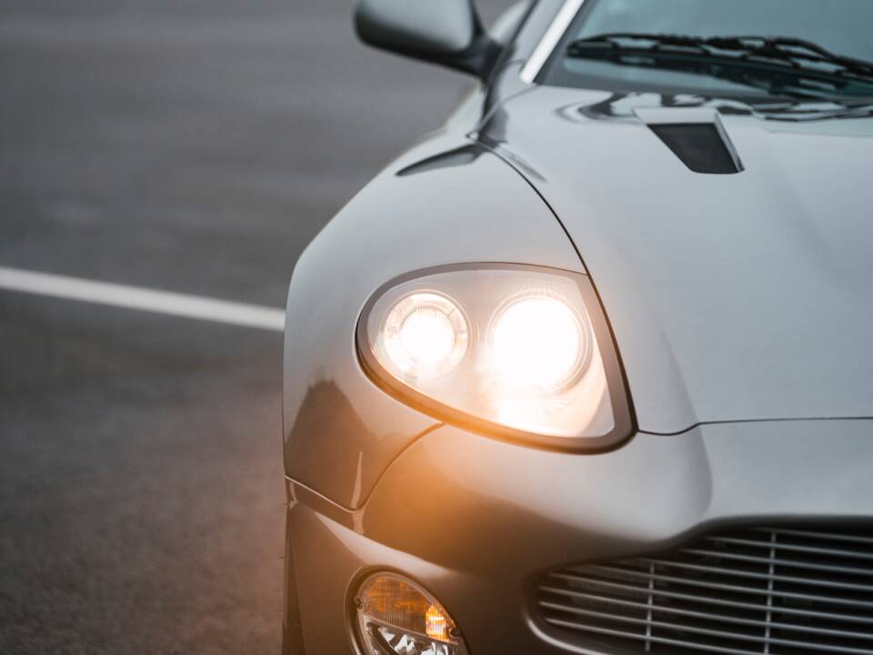 Image 16/23 of Aston Martin V12 Vanquish (2003)