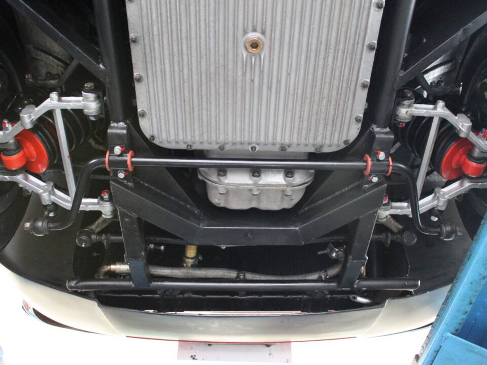 Image 18/22 of Ferrari 365 GTB&#x2F;4 Daytona (1971)