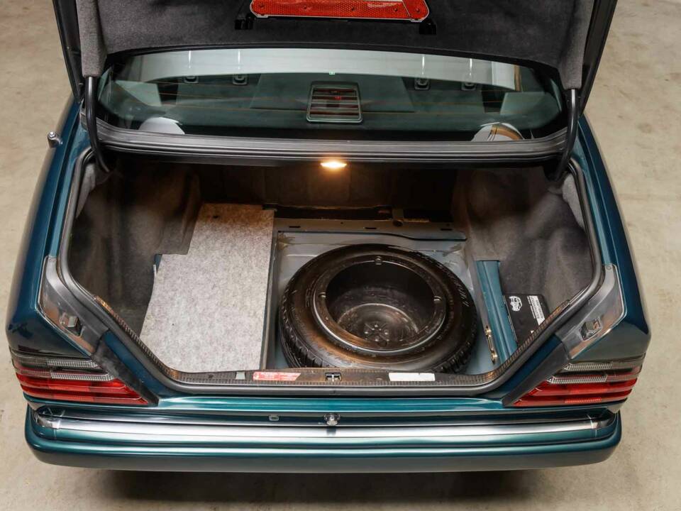 Bild 32/40 von Mercedes-Benz E 220 (1995)