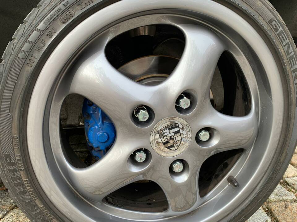 10 - Porsche rim with blue brake caliper - Porsche-Felge & blauer Bremssattel
