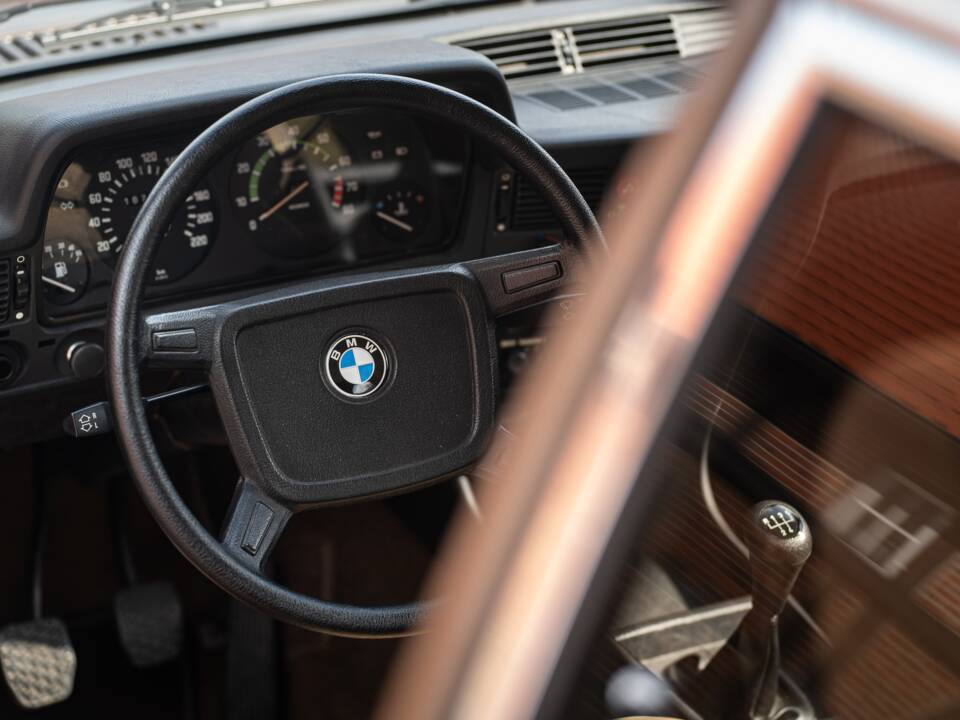 Image 28/76 of BMW 323i (1982)