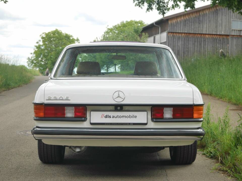 Immagine 37/50 di Mercedes-Benz 230 E (1900)