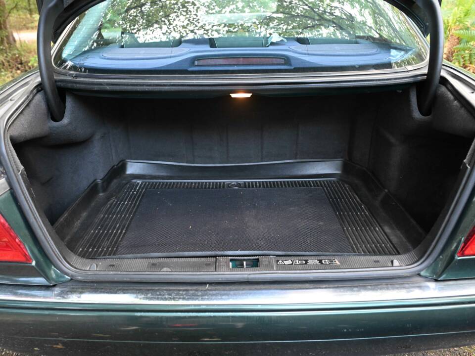 Image 18/50 of Mercedes-Benz E 320 (1998)