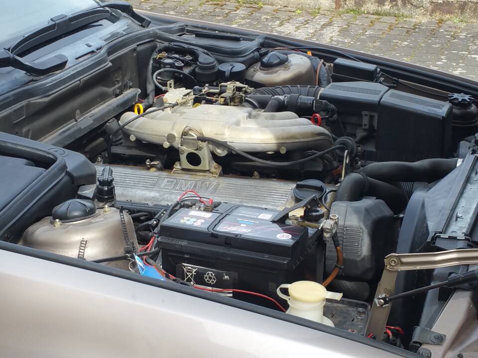 Bild 15/16 von BMW 525i (1988)