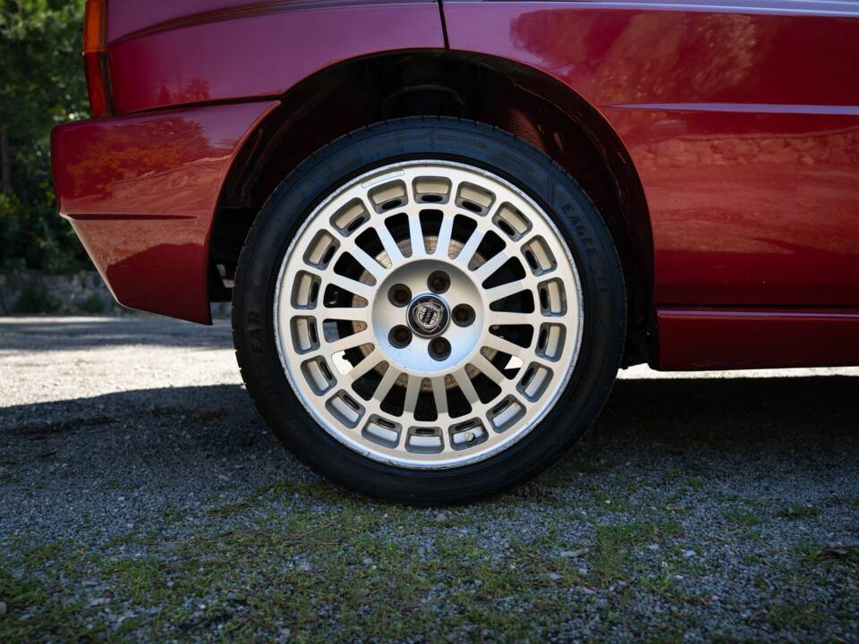 Image 48/63 of Lancia Delta HF Integrale Evoluzione II (1994)