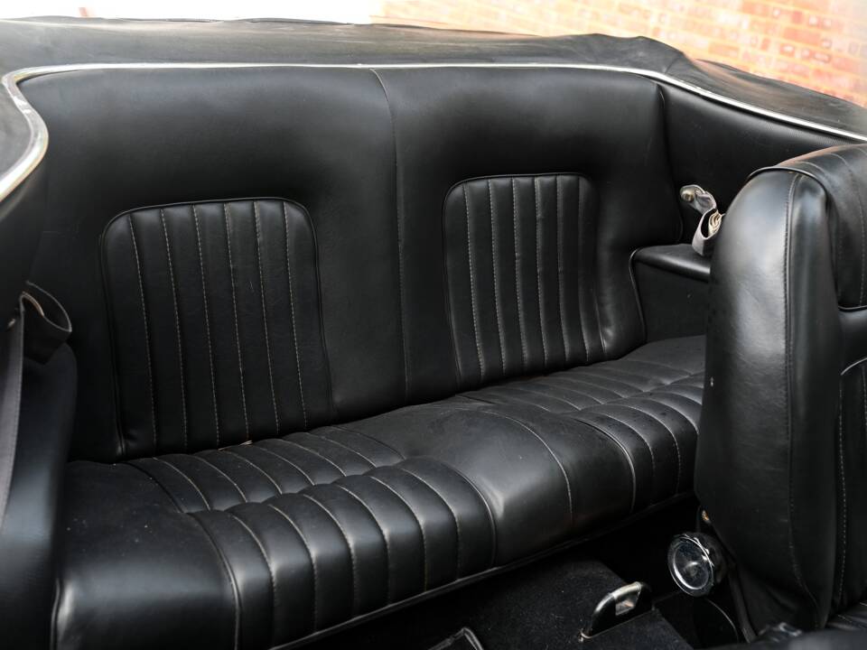 Image 23/26 of Peugeot 504 Convertible (1974)