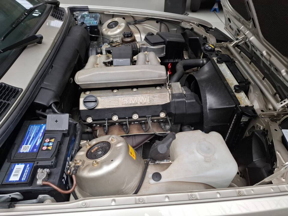 Bild 8/24 von BMW 318i (1989)