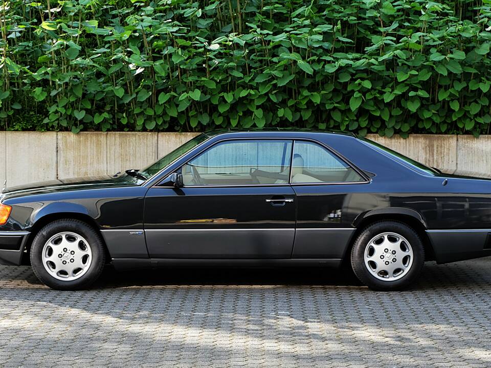 Image 6/63 of Mercedes-Benz 300 CE (1991)
