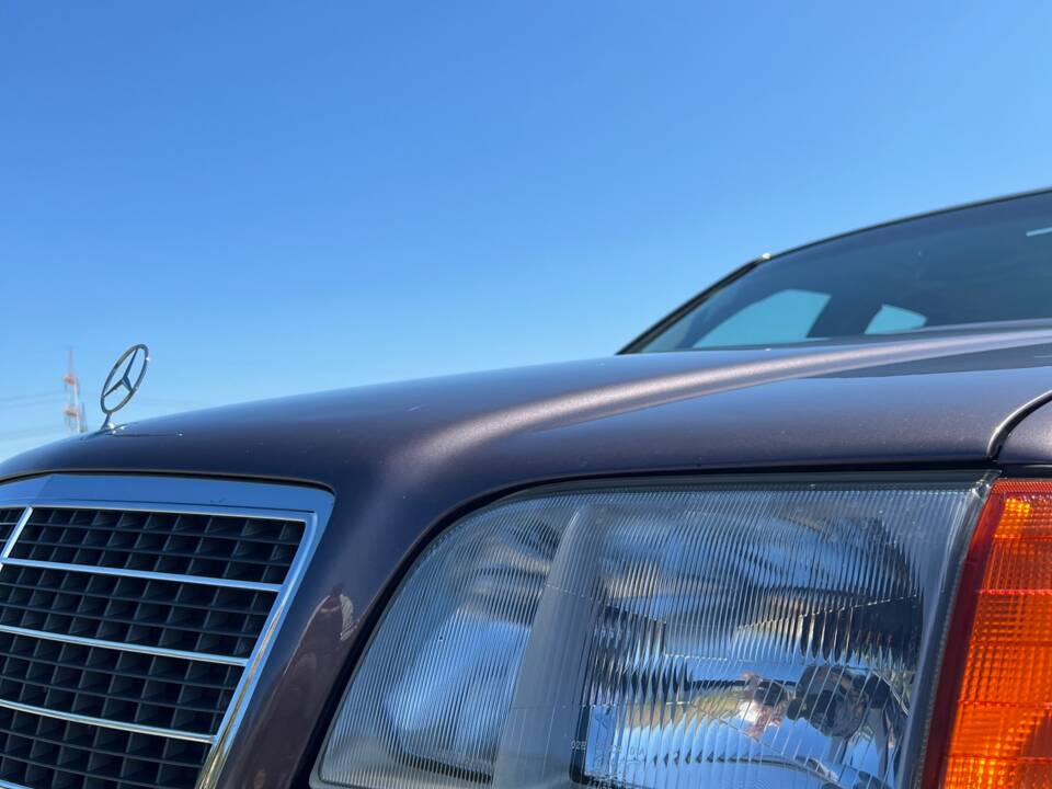 Immagine 4/32 di Mercedes-Benz 400 SE (1993)