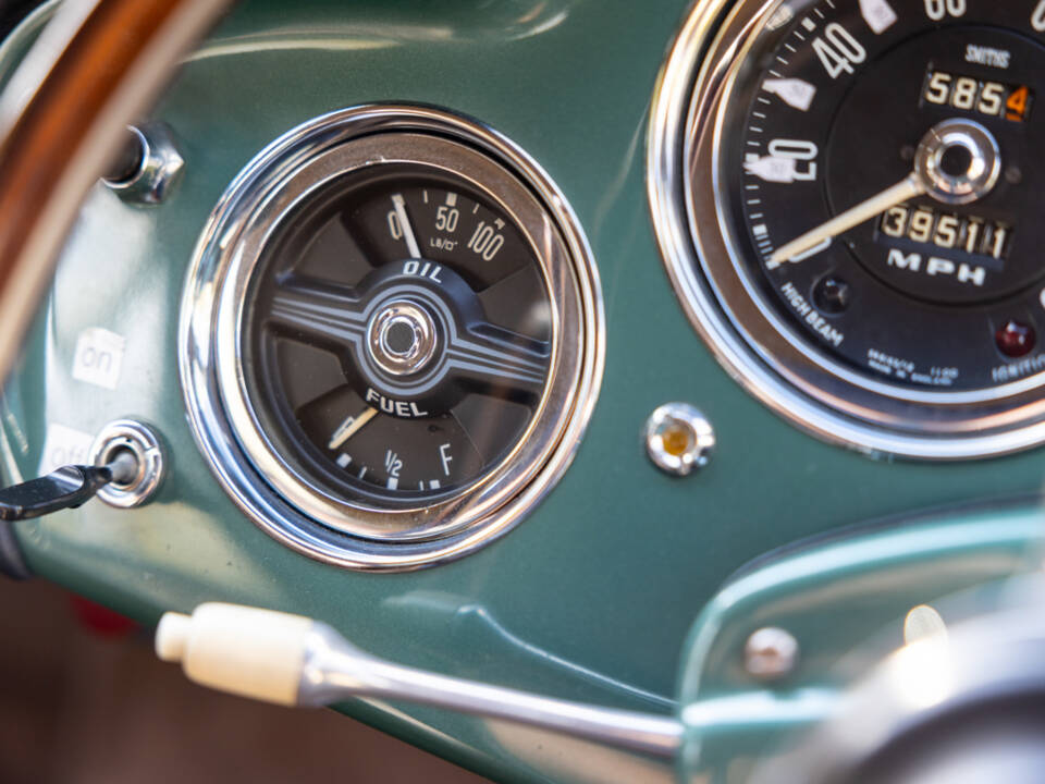 Image 13/50 of Aston Martin DB 2&#x2F;4 Mk III (1958)