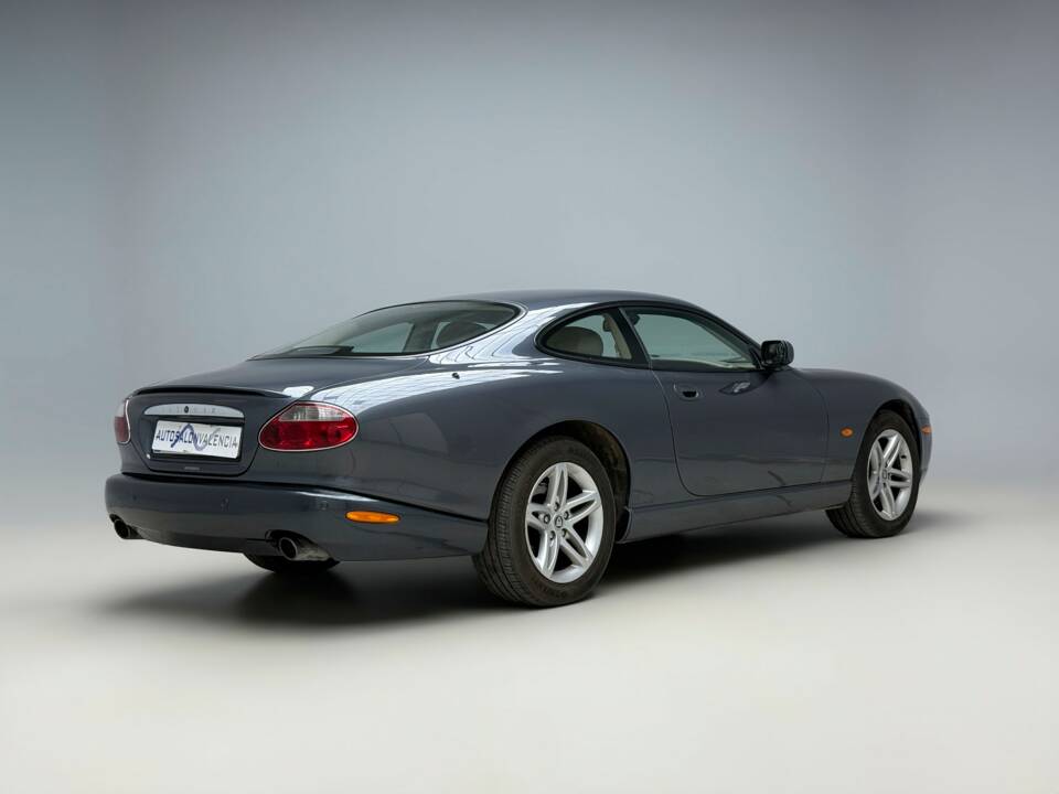 Immagine 8/21 di Jaguar XK8 4.2 (2004)