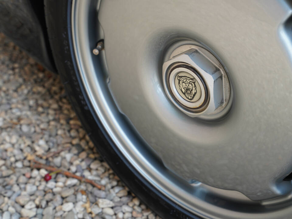 Image 40/50 of Jaguar XJ 220 (1993)