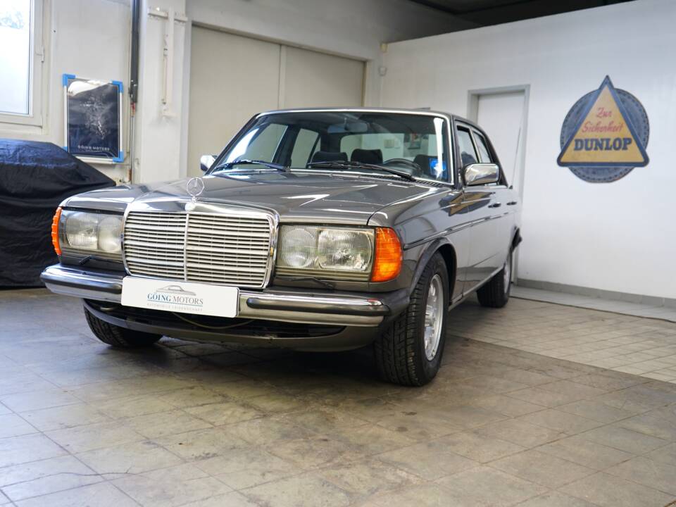 Image 7/36 de Mercedes-Benz 280 E (1982)