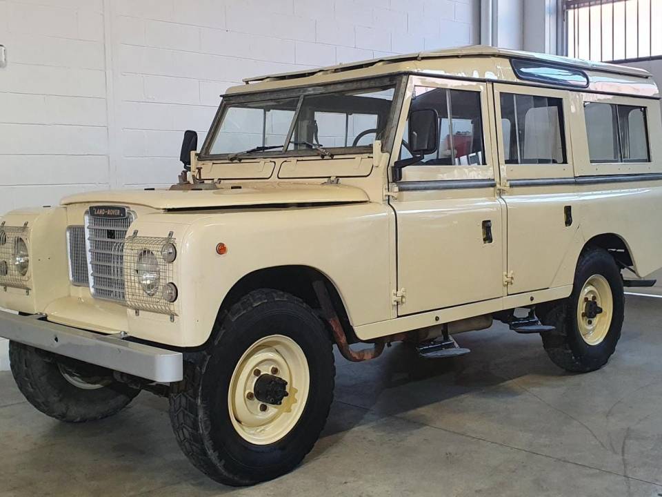 Image 3/30 of Land Rover 109 (1971)