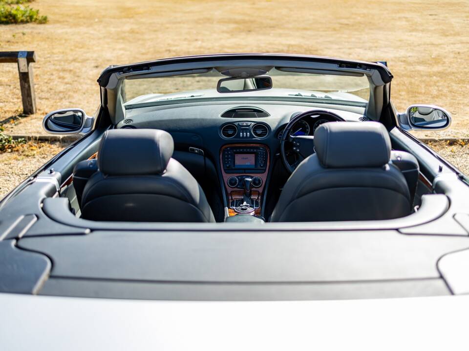 Image 17/50 de Mercedes-Benz SL 500 (2003)