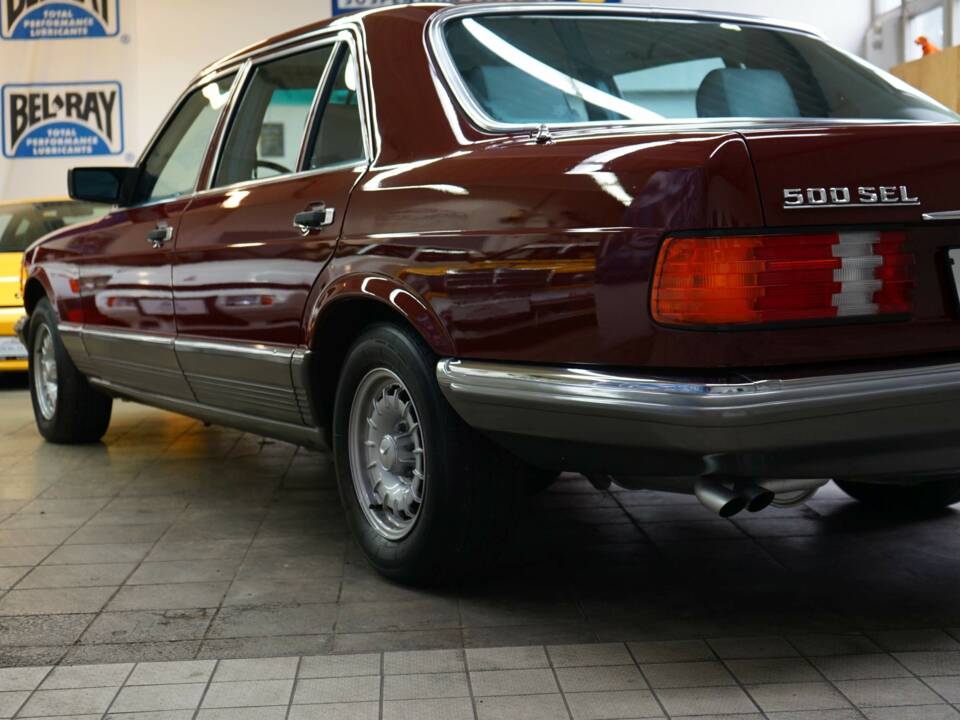 Immagine 13/42 di Mercedes-Benz 500 SEL (1982)