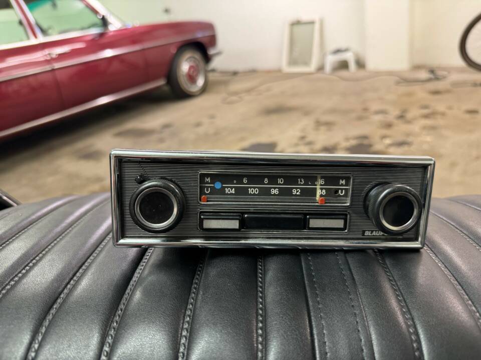 Immagine 21/21 di Mercedes-Benz 220 D (1974)