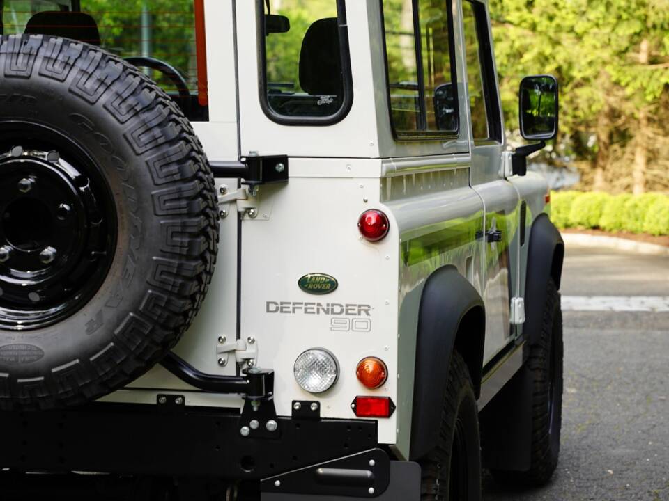 Image 16/96 of Land Rover Defender 90 (1995)