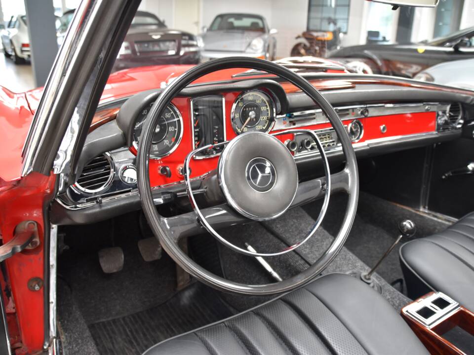 Image 22/34 of Mercedes-Benz 230 SL (1966)