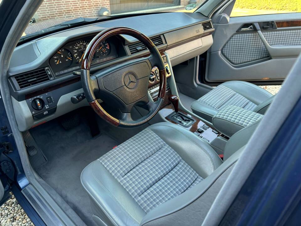 Image 6/14 de Mercedes-Benz E 500 (1993)