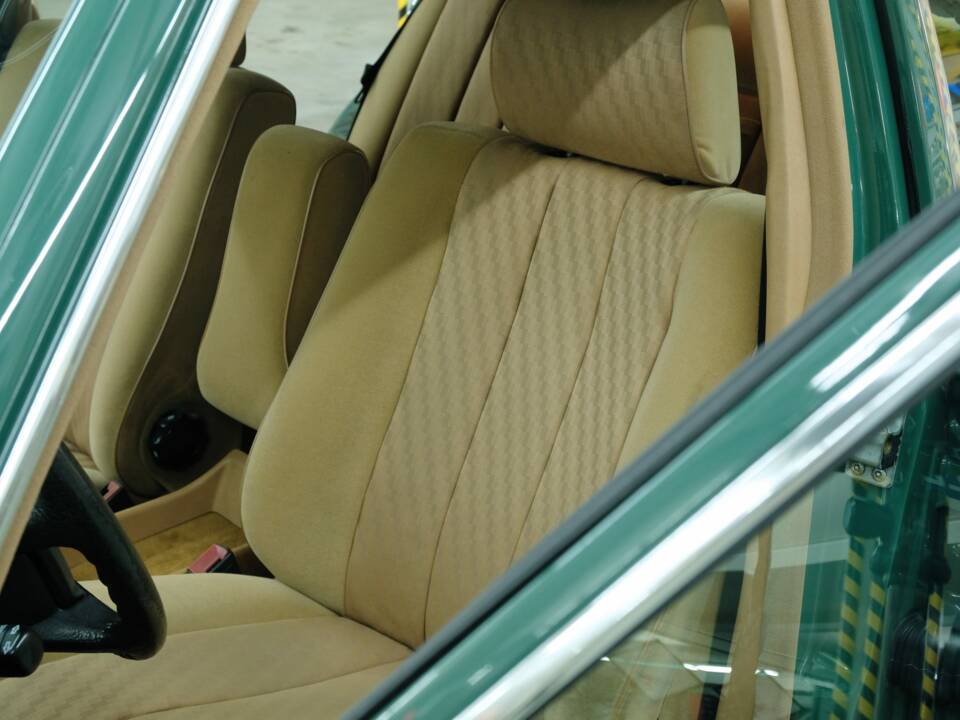 Bild 33/50 von Mercedes-Benz 260 SE (1990)