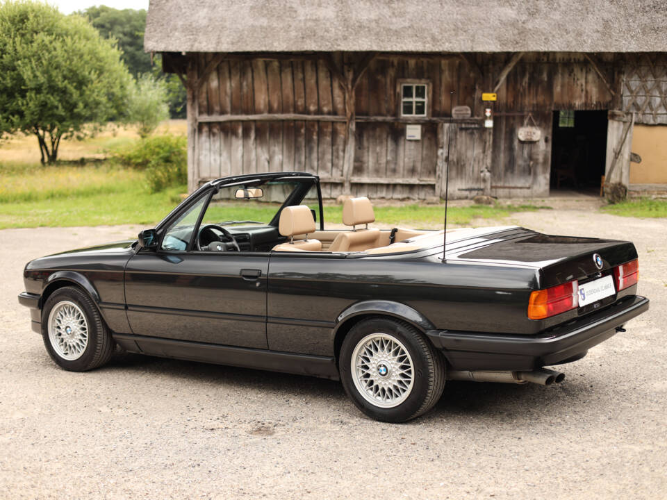 Image 6/83 de BMW 325i (1990)