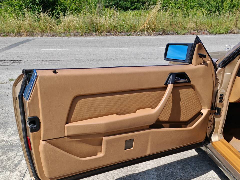 Image 23/42 of Mercedes-Benz 300 CE (1988)