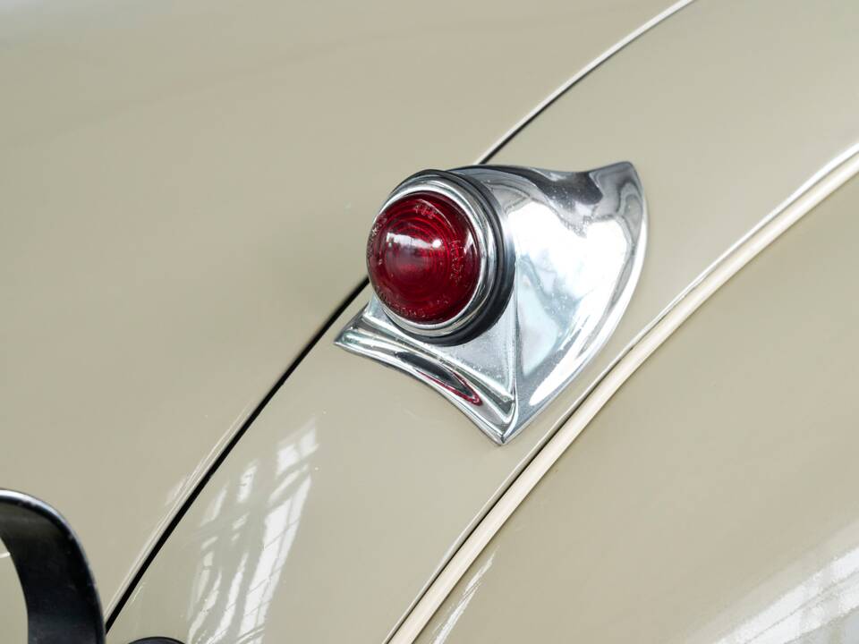 Image 31/50 de Jaguar XK 120 DHC (1953)