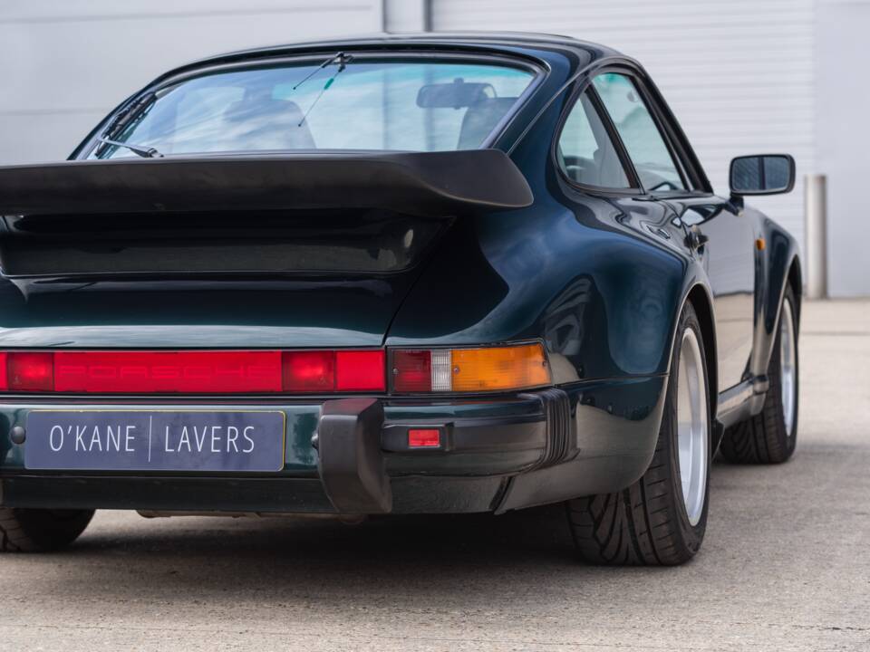 Image 22/52 of Porsche 911 Carrera 3.2 (1989)