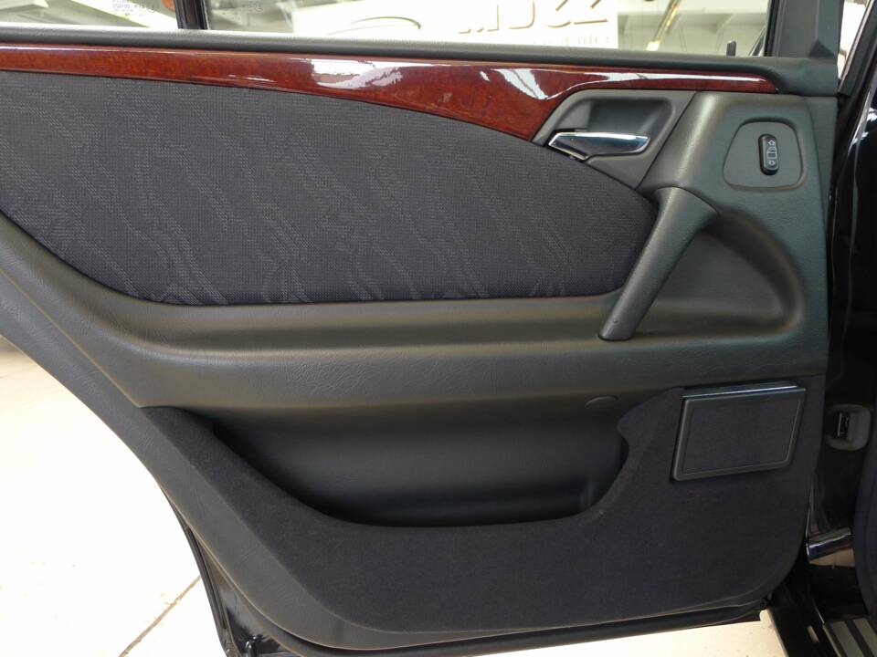 Image 24/33 of Mercedes-Benz E 230 (1995)