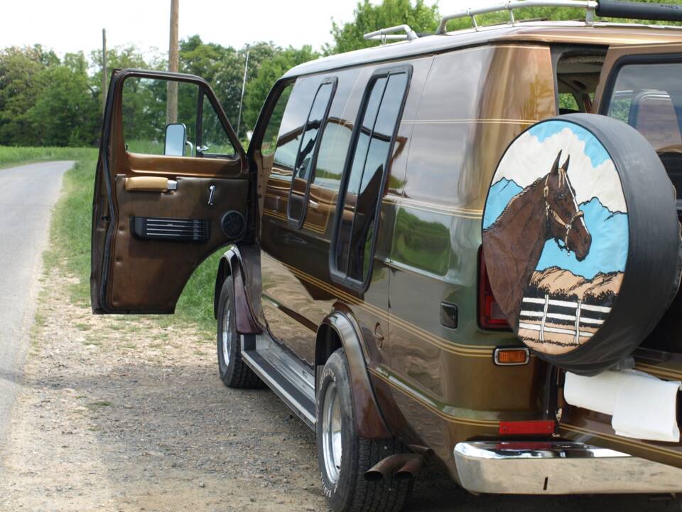 Immagine 30/143 di Dodge B 200 Sportsman (1978)