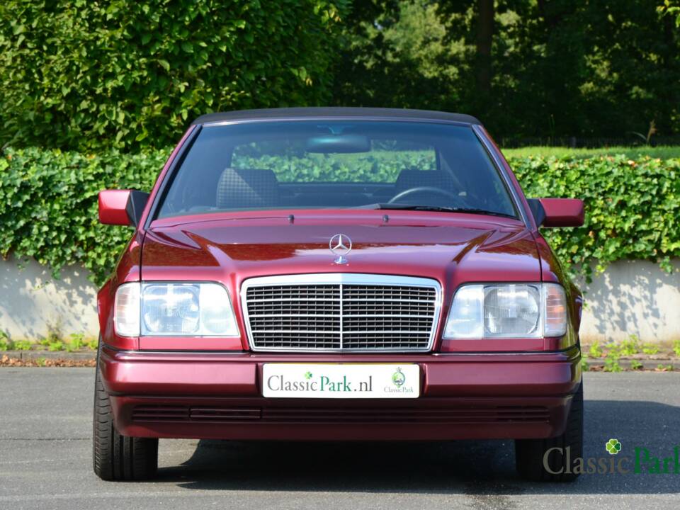 Bild 21/50 von Mercedes-Benz E 200 (1994)