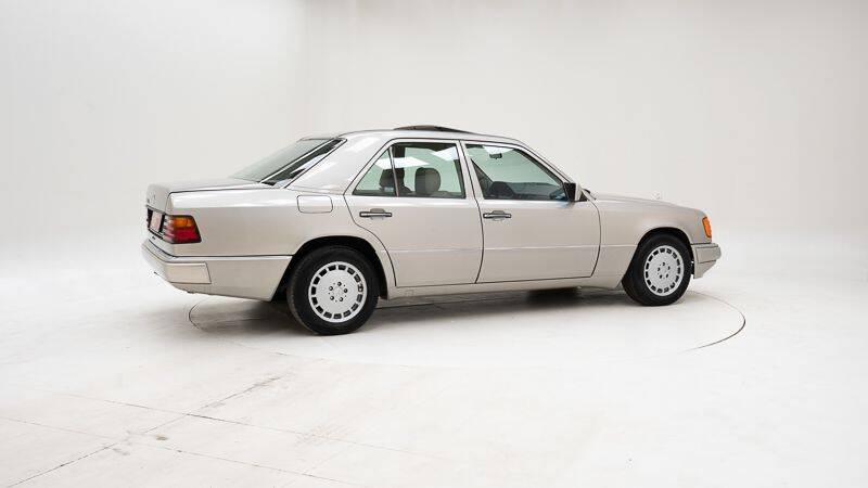 Bild 2/15 von Mercedes-Benz 300 E (1992)