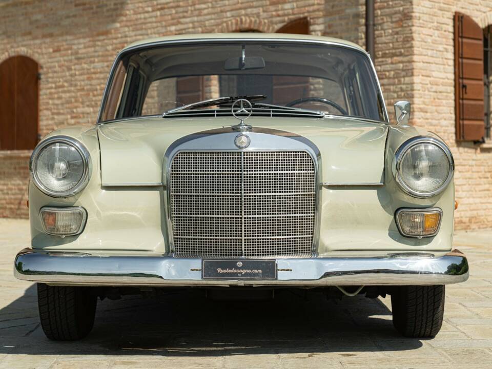 Bild 3/50 von Mercedes-Benz 200 (1966)