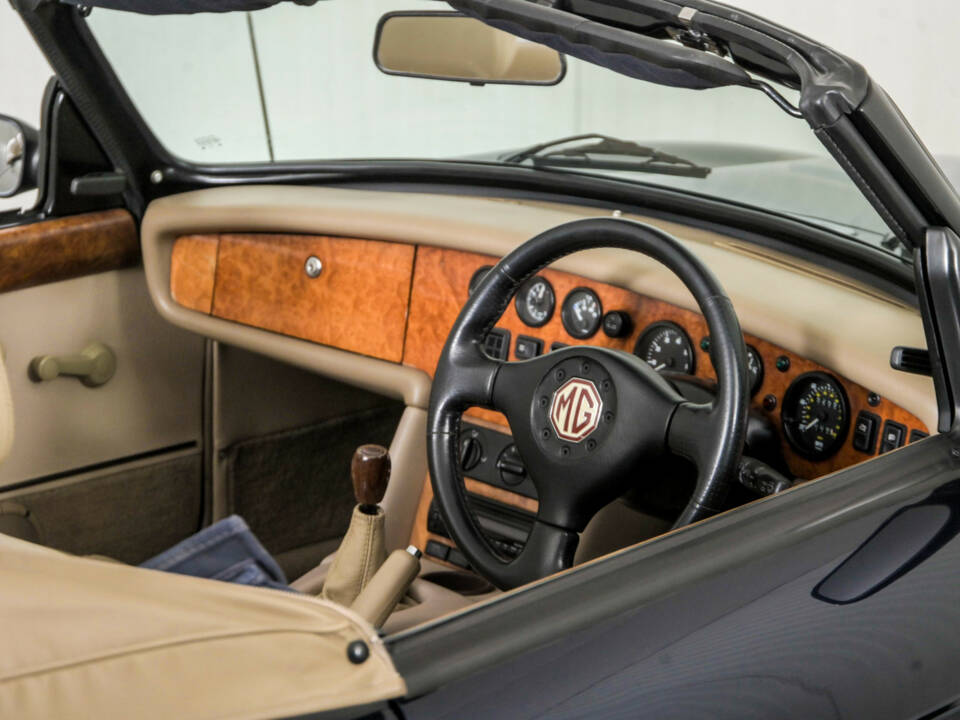 Bild 35/50 von MG RV8 (1993)