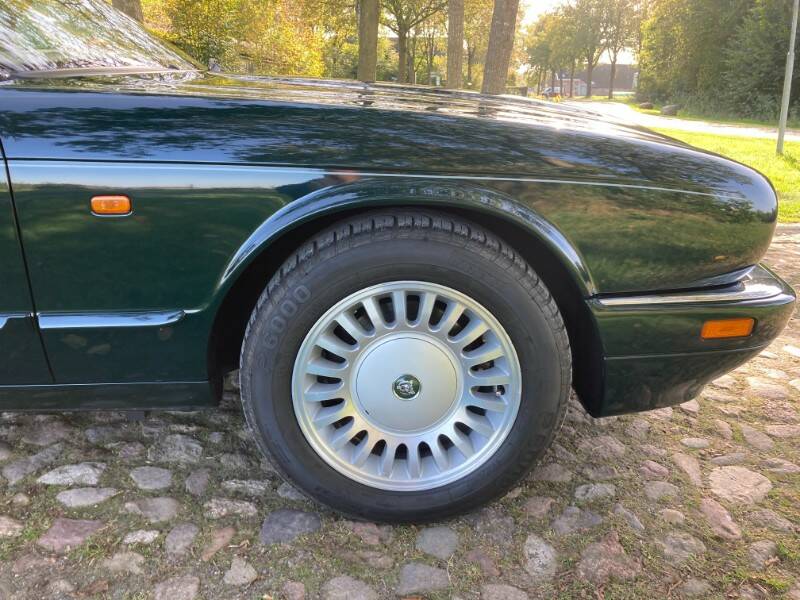 Image 9/76 of Jaguar XJ12 6.0 (1995)