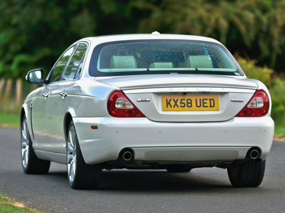 Image 12/50 of Jaguar XJ 8 4.2 (2008)