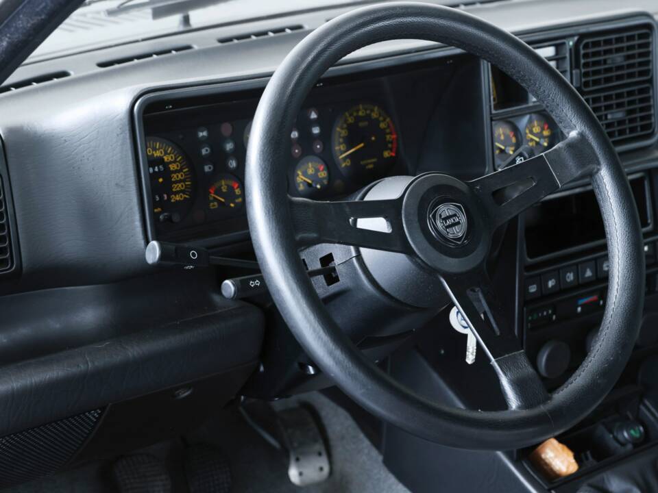 Image 26/50 of Lancia Delta HF Integrale (1988)