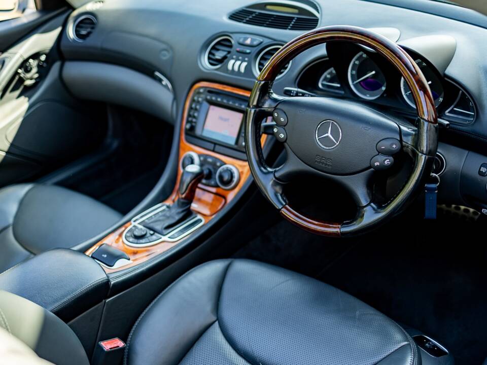 Image 4/50 de Mercedes-Benz SL 500 (2003)