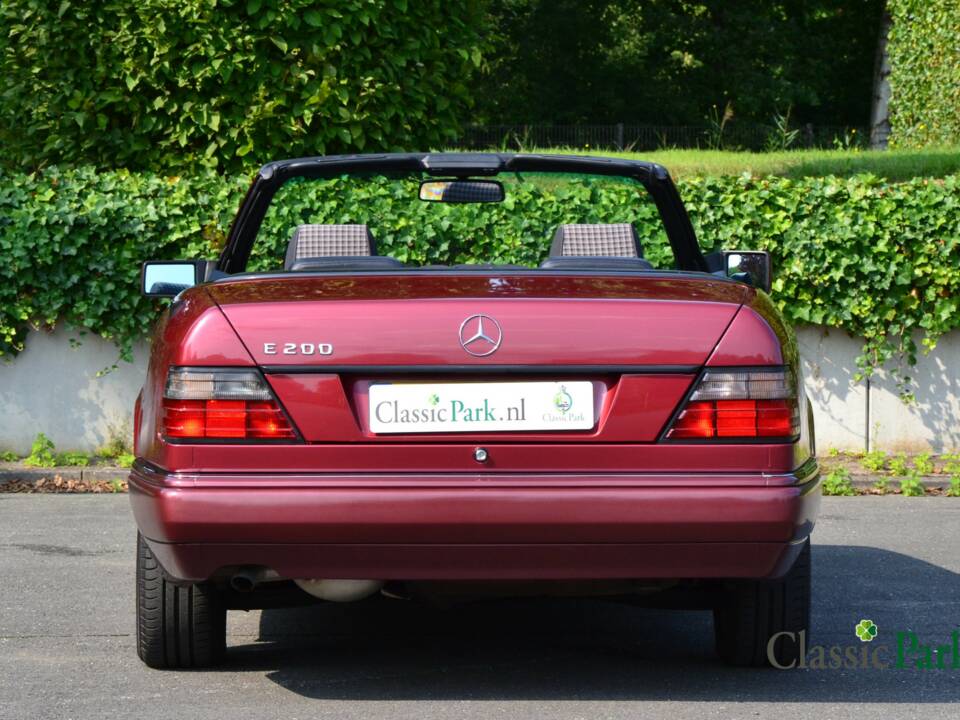 Bild 16/50 von Mercedes-Benz E 200 (1994)
