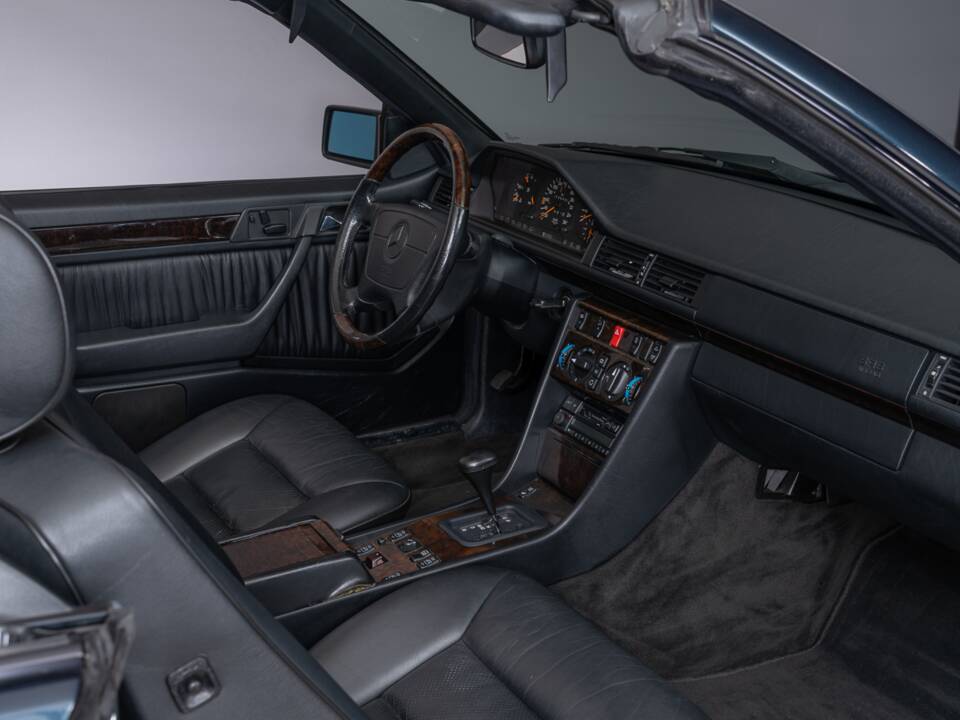 Image 17/28 of Mercedes-Benz E 320 &quot;Final Edition&quot; (1997)