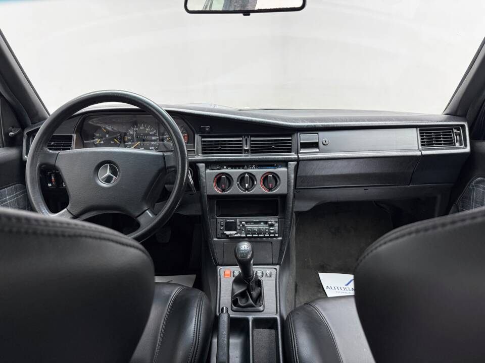Image 12/21 of Mercedes-Benz 190 E 2.5-16 (1993)
