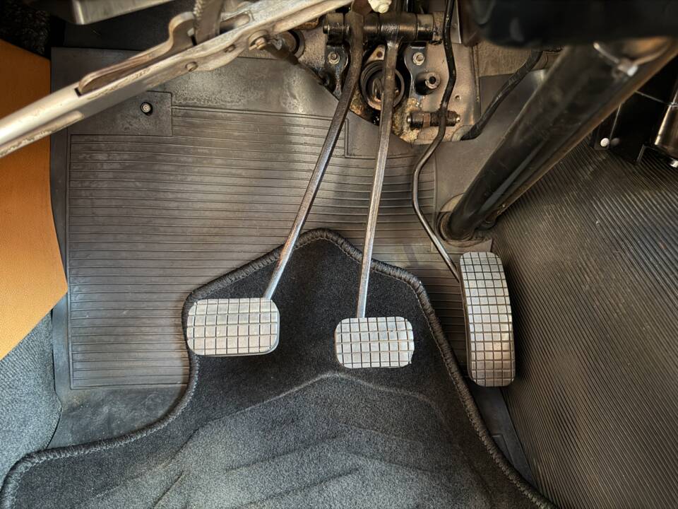 Image 21/40 of Peugeot 404 Break (1965)