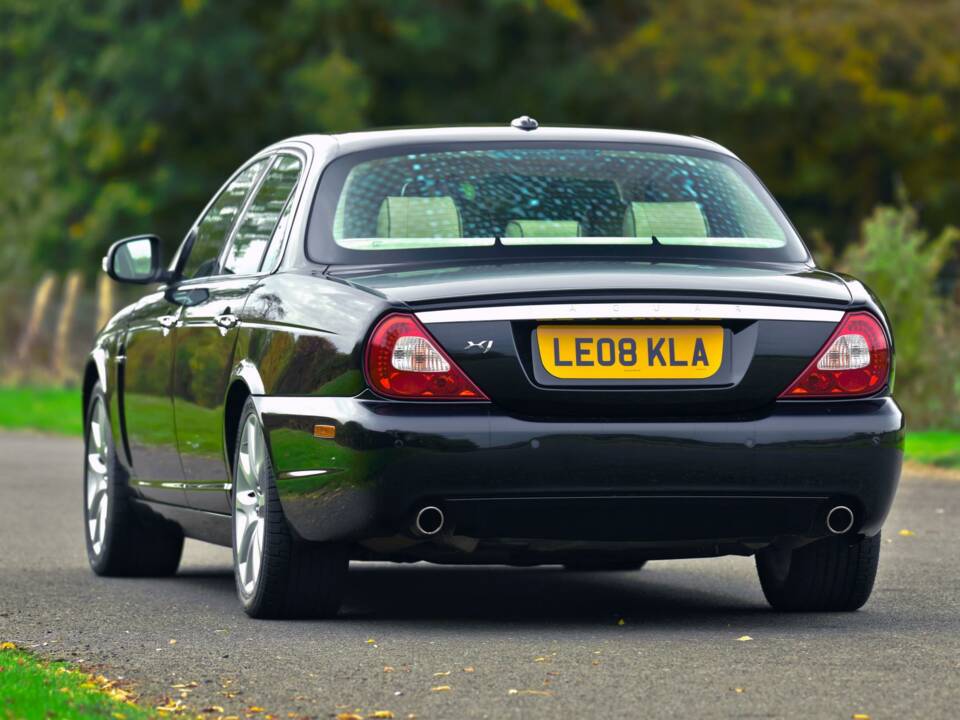 Image 12/50 of Jaguar XJ 8 4.2 (2008)